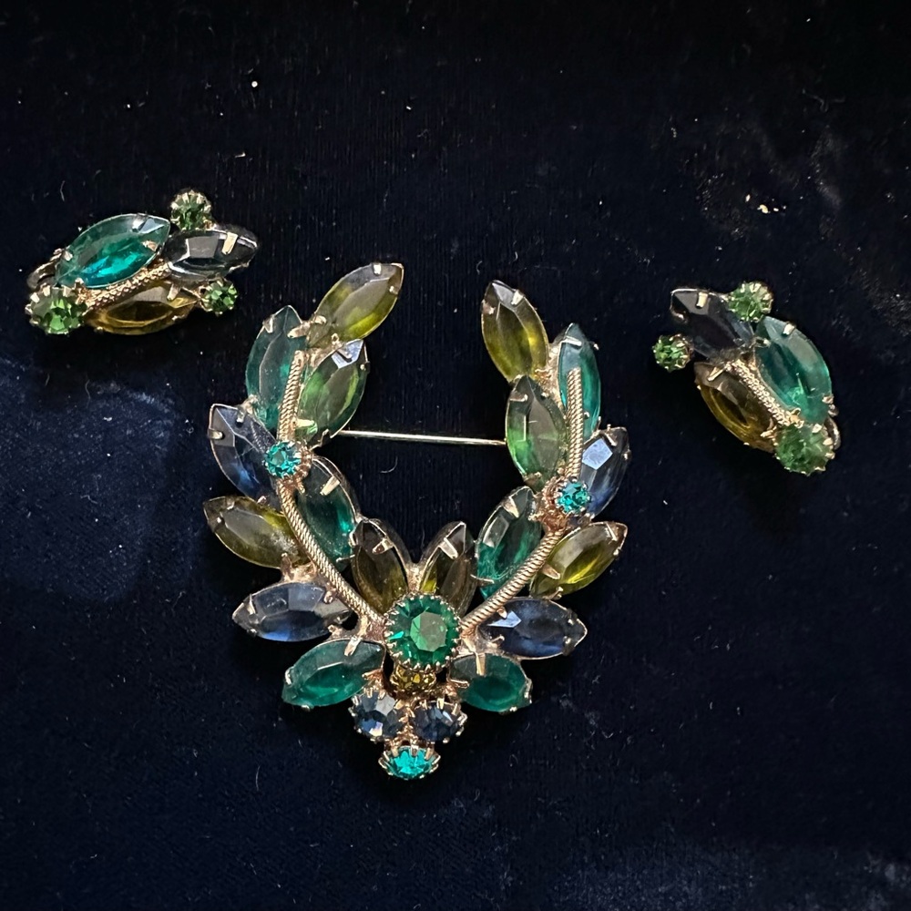 D&E Juliana Green Rhinestone Pin‎ & Earrings Set